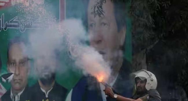 ඉම්රාන් ඛාන්ගේ නිවසට කඳුළු ගෑස් ප්‍රහාරයක්